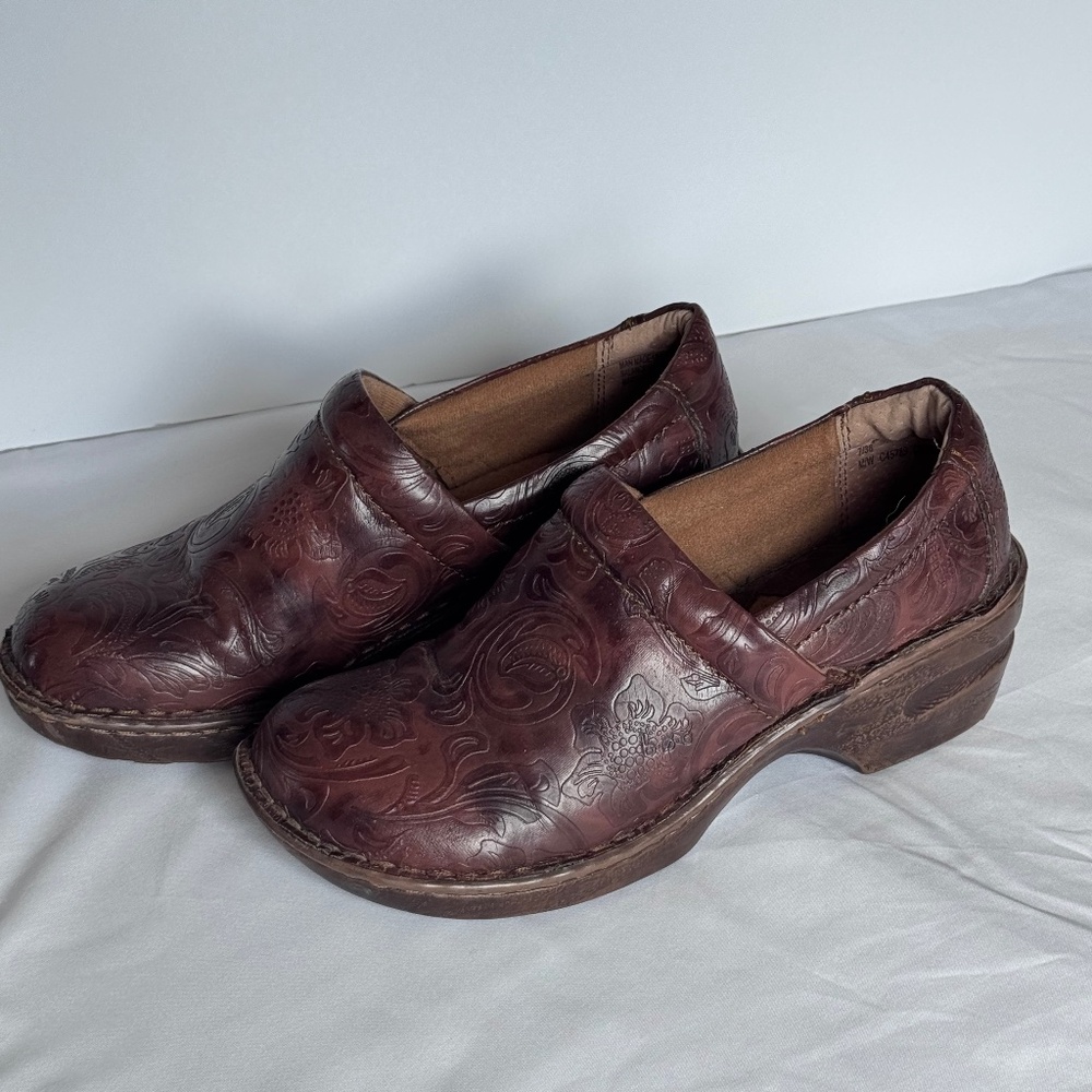 BOC Born Concept Women’s Brown Embossed Slip-On Clogs Size 7M